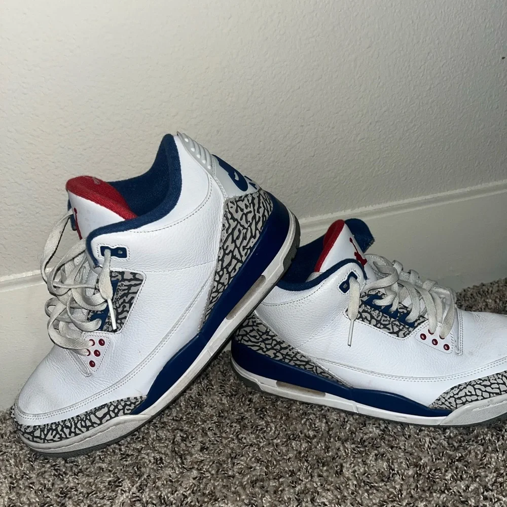 Jordan Men’s White/Blue/Red Retro Sneakers
